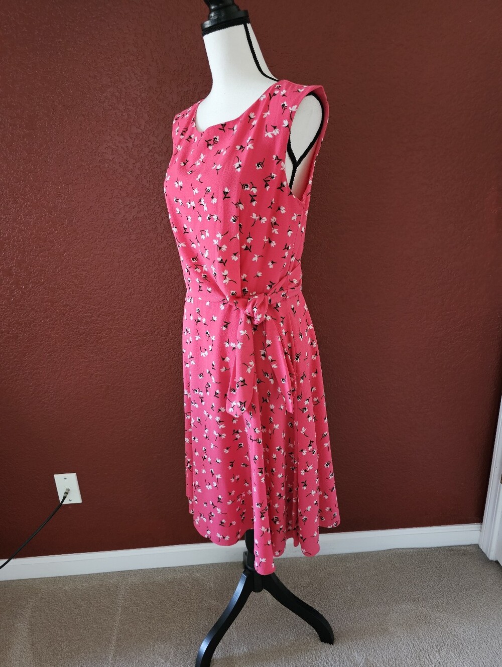 Women’s Pink Floral Tie-Waist Sleeveless Dress - Picture 4 of 13
